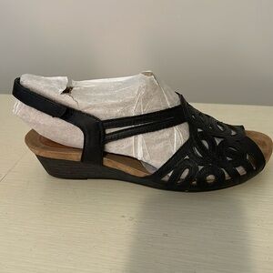 New in box Cobb Hill Helen sandals size 7 M